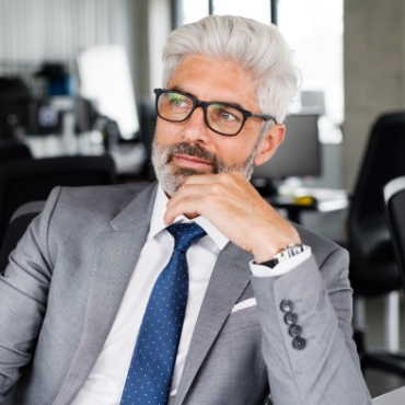 mature-businessman-in-gray-suit-in-the-office-PSEXZSV